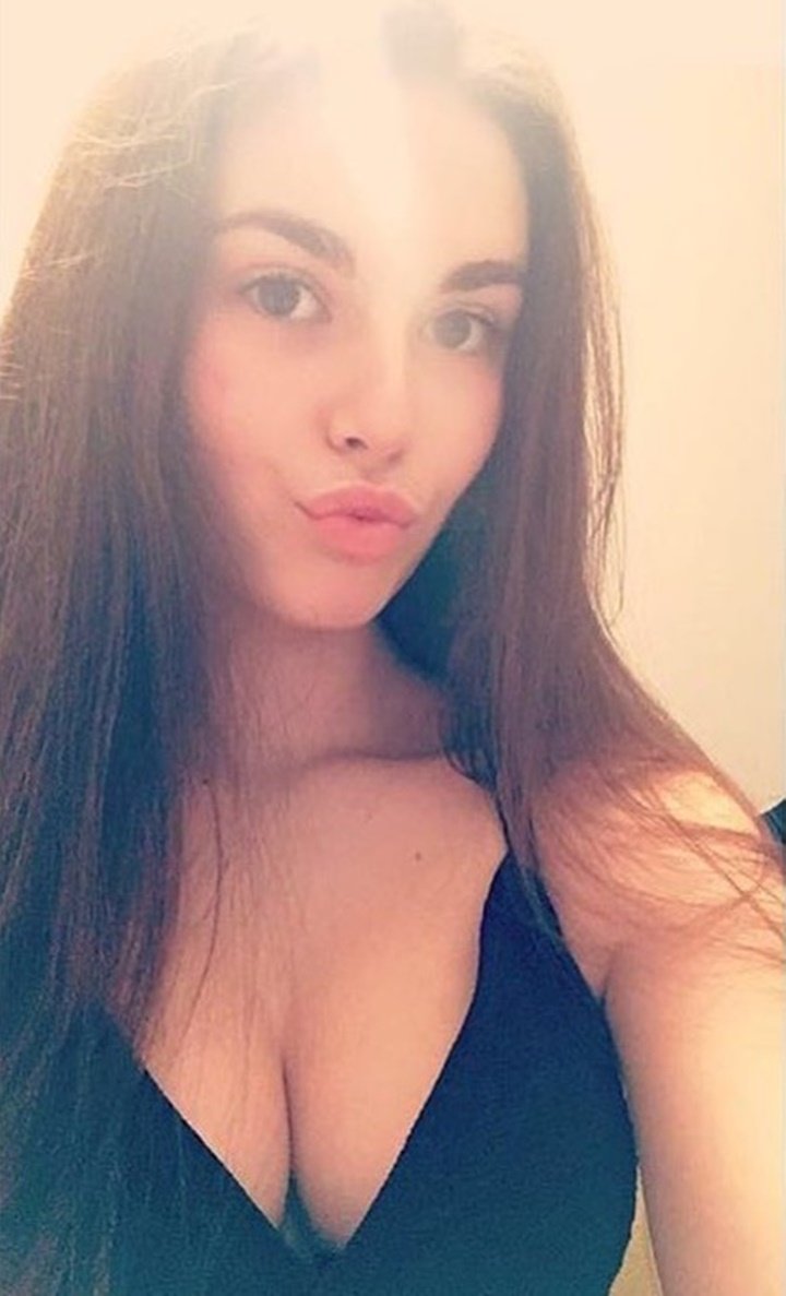 1 cute brunette babe lauren alexis sexy selfie