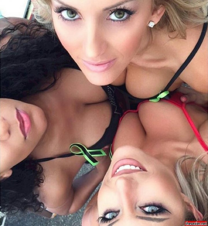 9 gorgeous babes taking selfie hot boobies hipw8 720x783