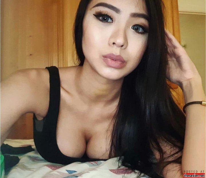 26 gorgeous brunette babe selfie big cleavage hipw16 720x621