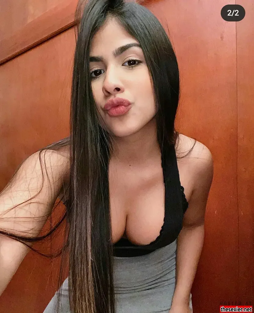 30 gorgeous brunette babe katherine selfie sexy cleavage hipw16