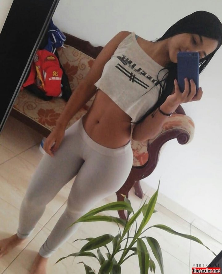 32 pretty hot latina babe dahiana castrillon tight leggings selfie hipw16 720x888