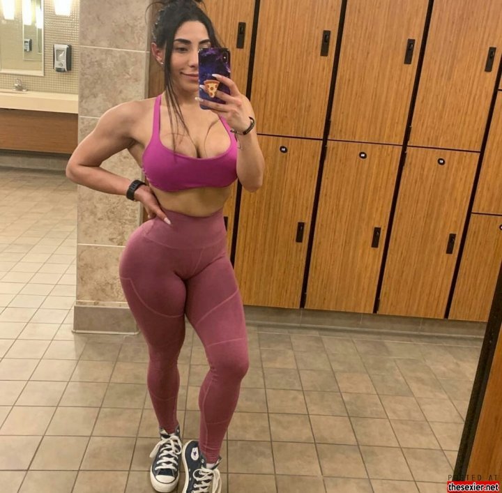 38 hot fitness babe tight yoga pants and top mirror selfie hbyp48 720x707