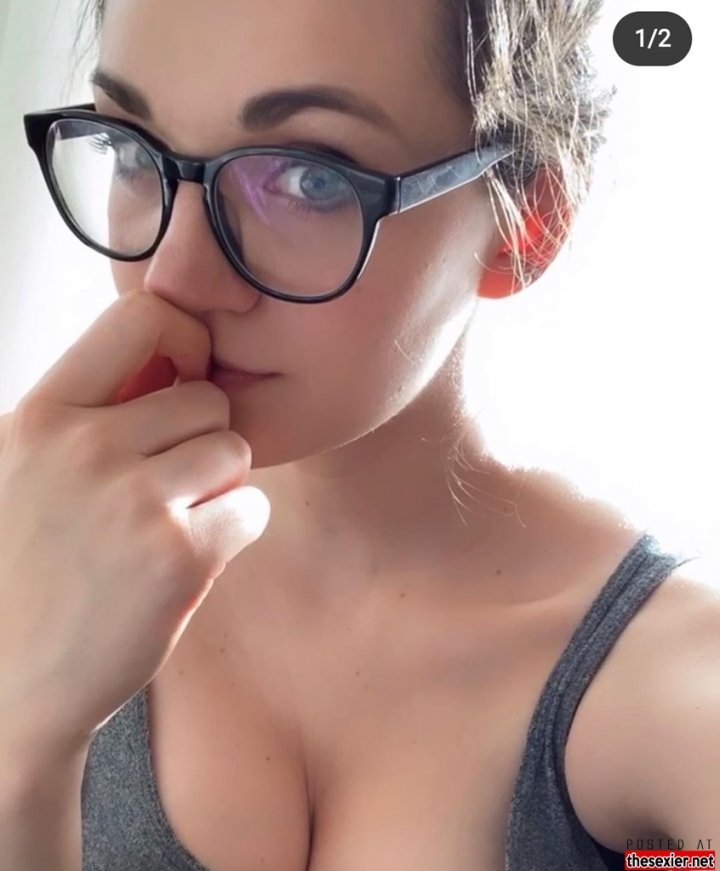 6 gorgeous babe in her glasses selfie hipw20 720x871