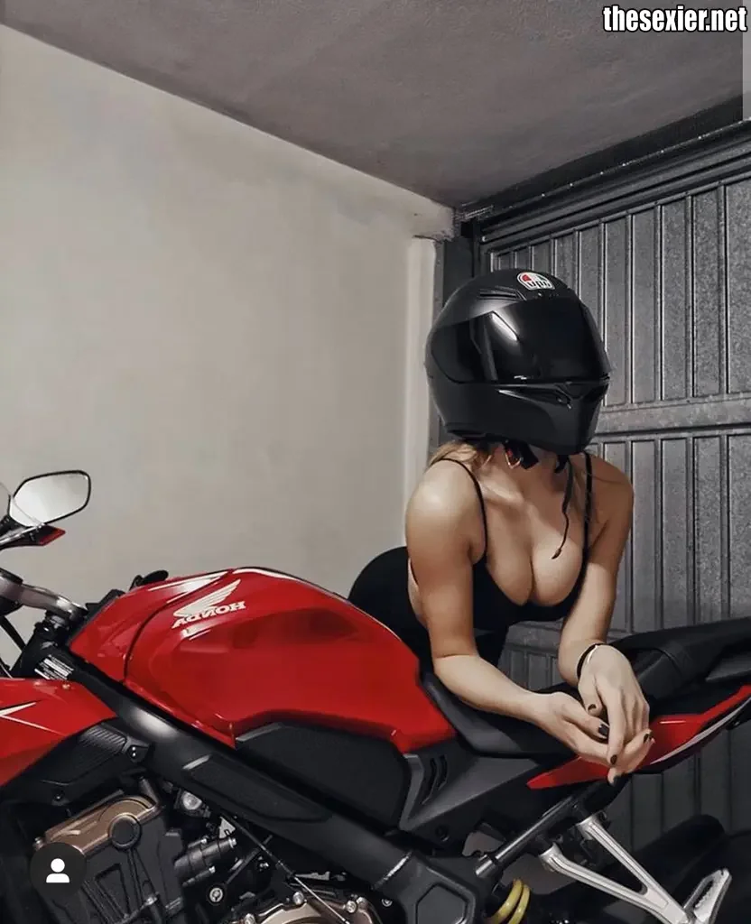 19 hot biker chick sexy cleavage nice boobs on honda hbg30