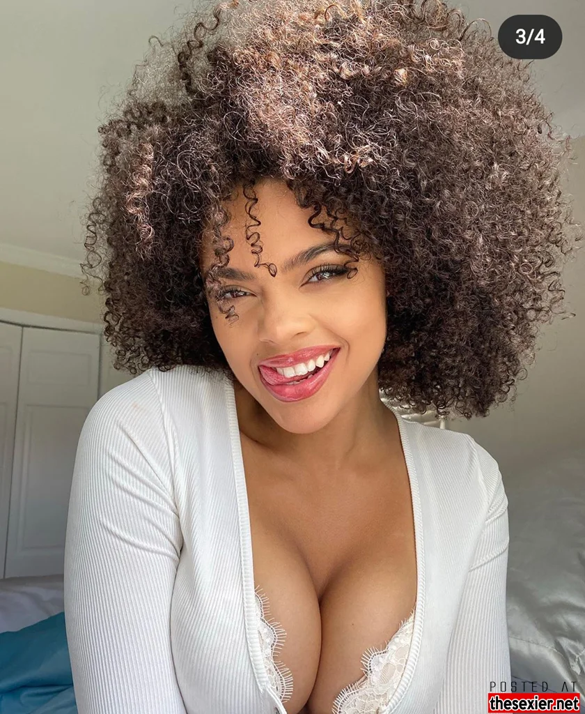 4 beautiful black chick sweet smile sexy cleavage hipw25