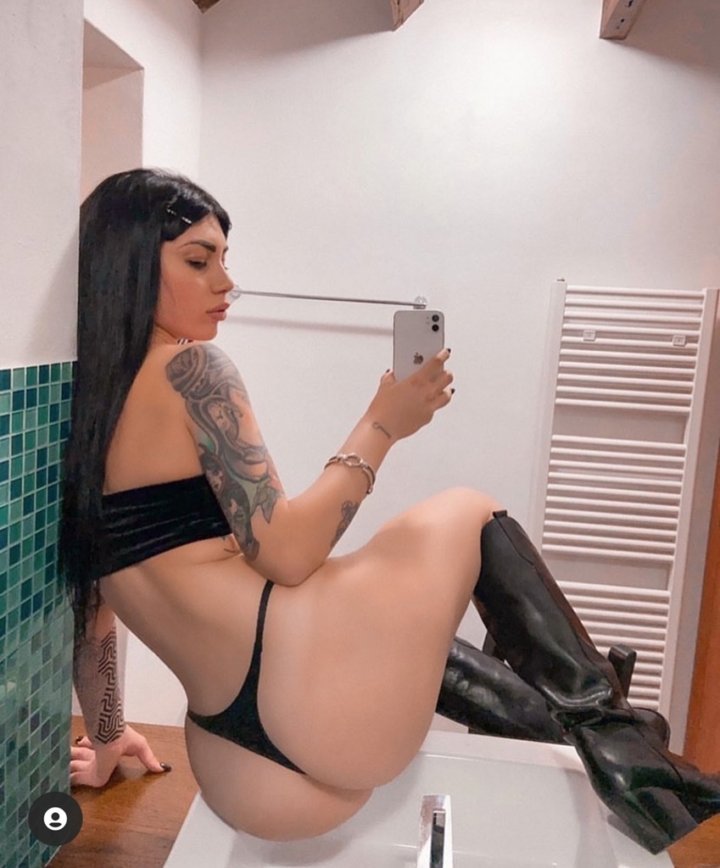 28 hot tattooed brunette booty selfie bbbbha41 720x868