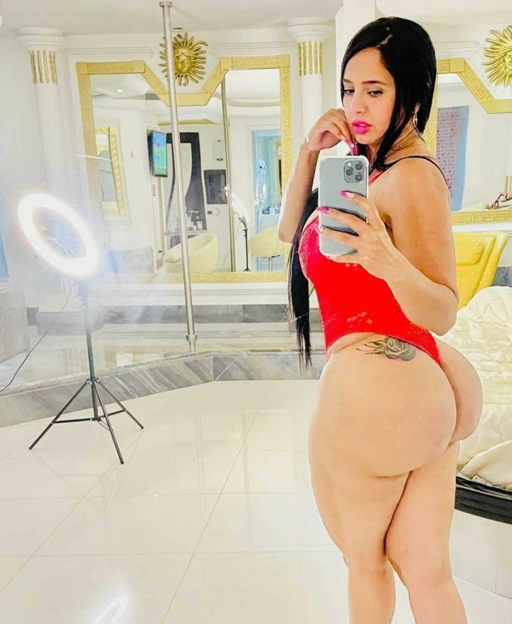 46 thick brunette babe mirror selfie delicious round booty fhdb53 720x878