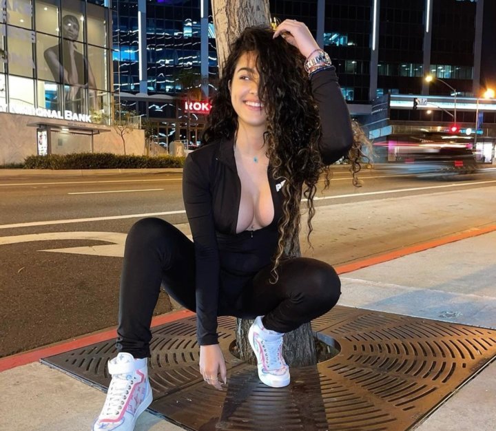 4 hot instagram babe malu trevejo sexy cleavage nice boobs himt29 720x626
