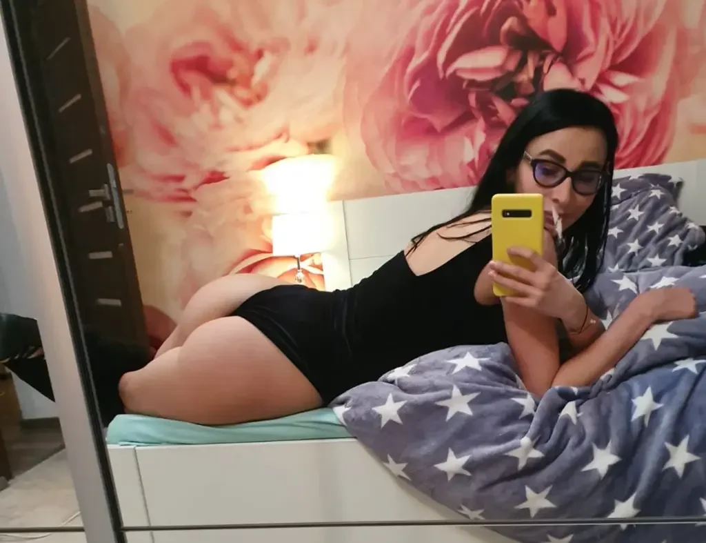 49 hot brunette in glasses nice booty selfie nbp79