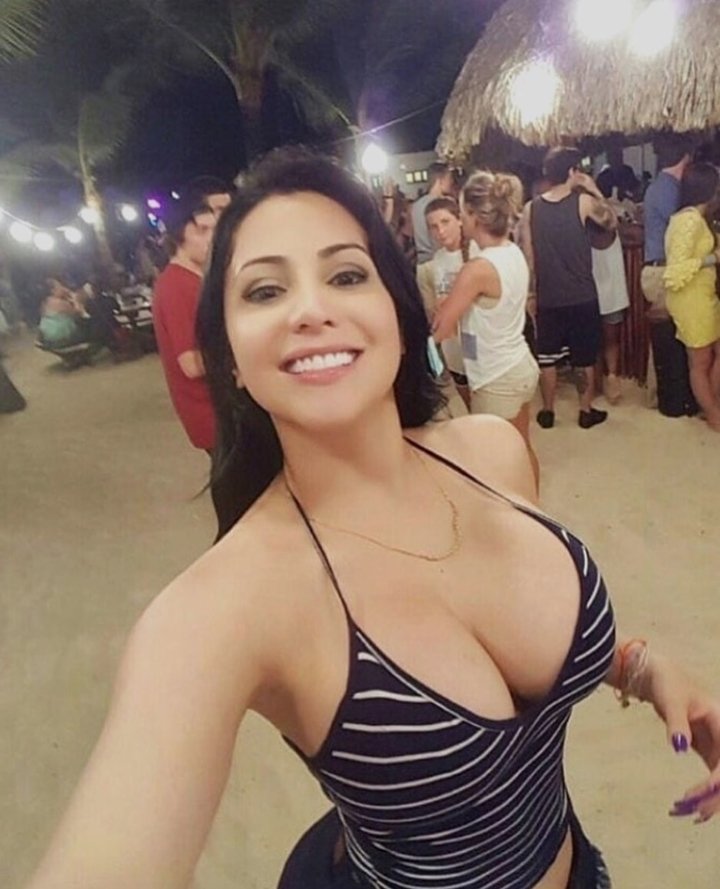 16 brunette bombshell tight top big cleavage 45bbp