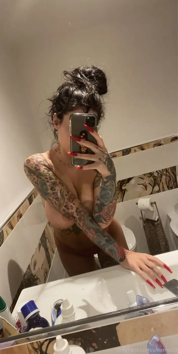 12 yummy busty babe alexis mucci topless selfie amnp44
