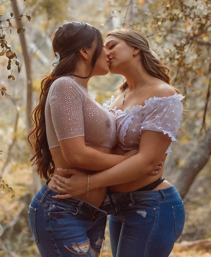 2 beautiful lesbians kissing hhl34