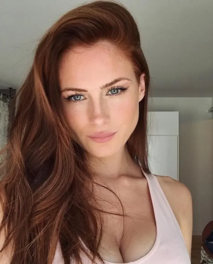 25 gorgeous redhead woman selfie brw31