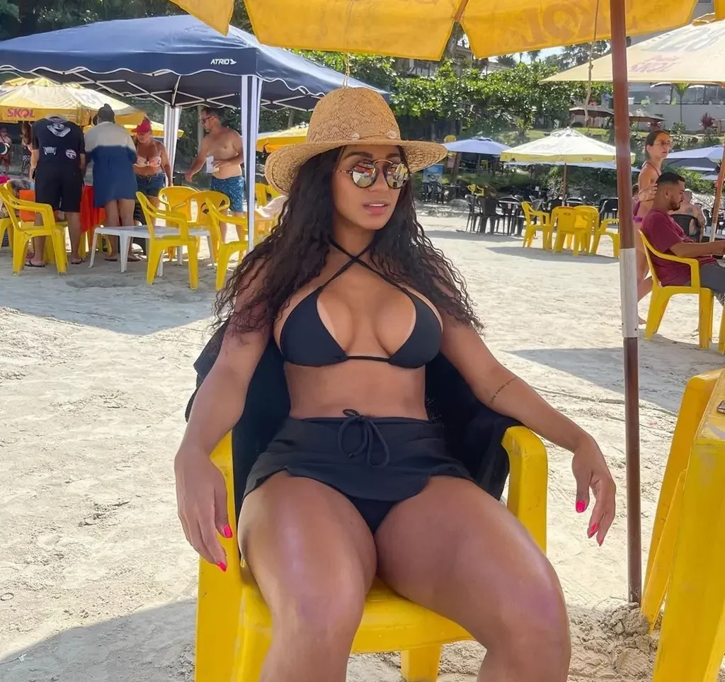 1 hot brazilian babe layla silva on the beach hils32
