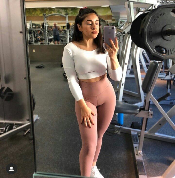 13 brunette babe in yoga pants cameltoe mirror selfie ypcn41 720x734