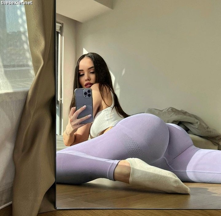 29 beautiful brunette chick in tight yoga pants hot butt selfie