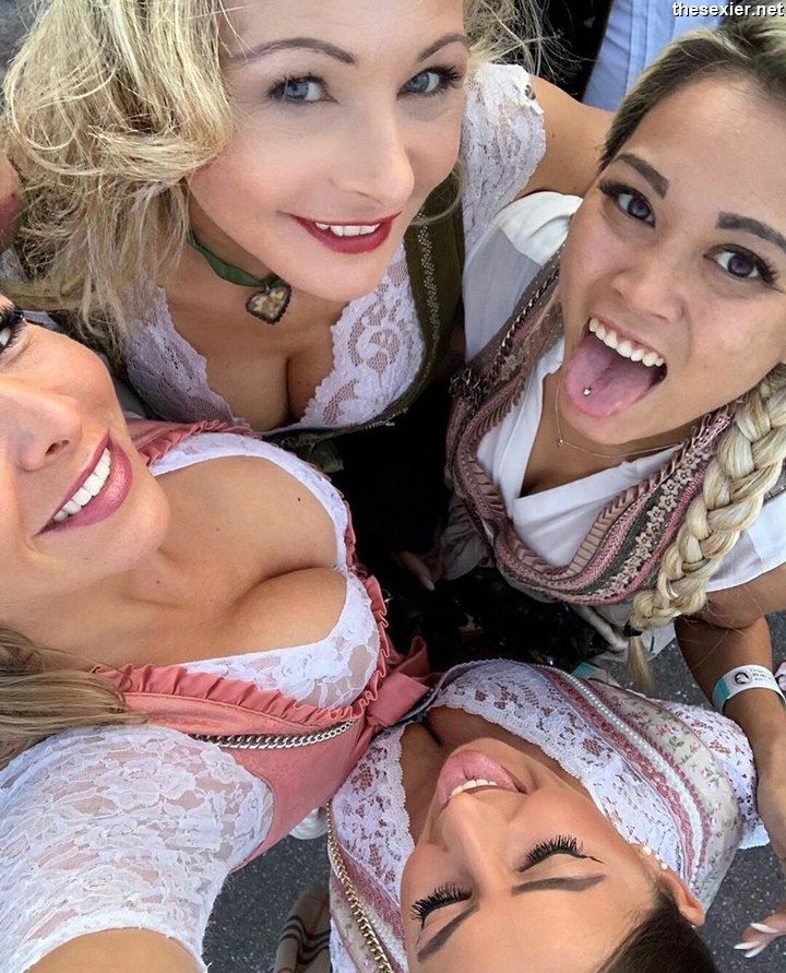 27 hot babes big cleavage selfie ssp36