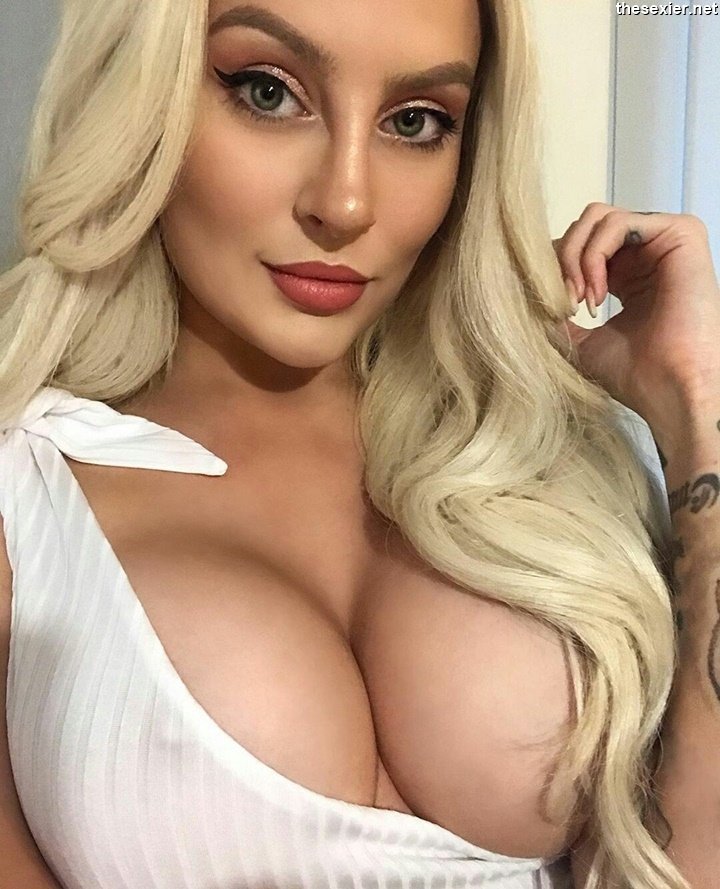 28 pretty blonde babe teasing in sexy selfie ssp36