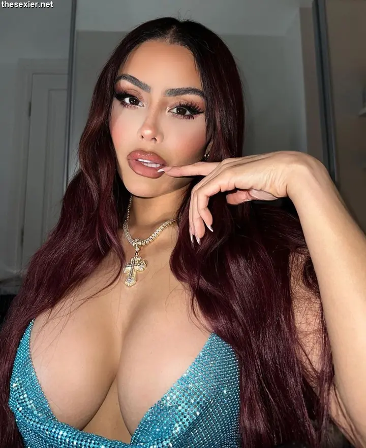 6 beautiful busty chick chloe saxon hot selfie hics33