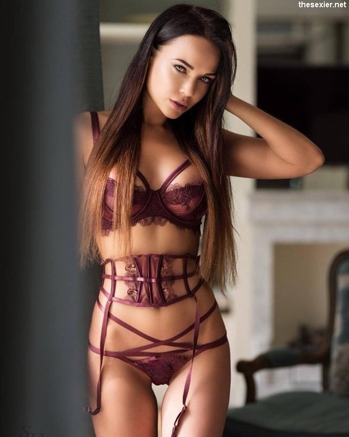 28 gorgeous brunette babe in sexy lingerie gwp28