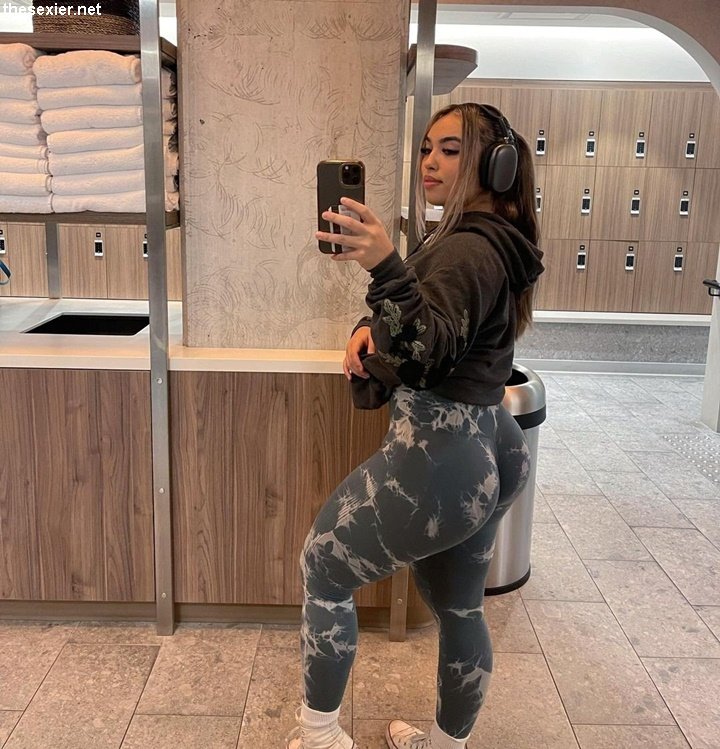 3 hot babe in leggings hot gym mirror selfie hgms31