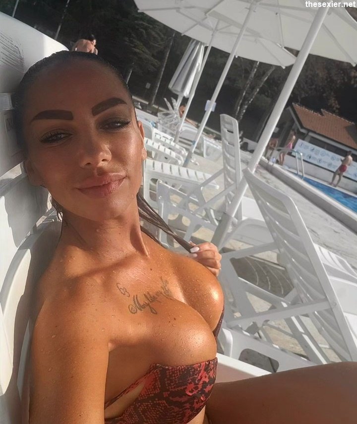24 hot brunette babe big boobs cleavage selfie 48bbc