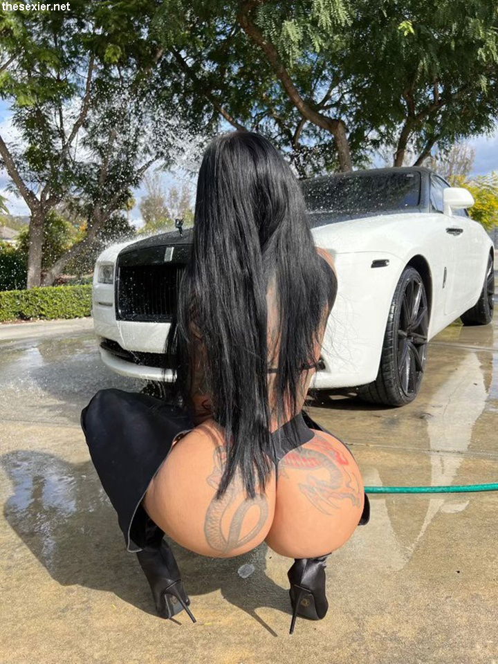 5 bootylicious brunette brittanya razavi watching a car brnp49