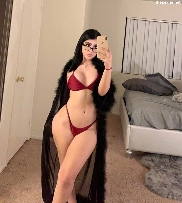 13 hot brunette babe in glasses sexy selfie hig47