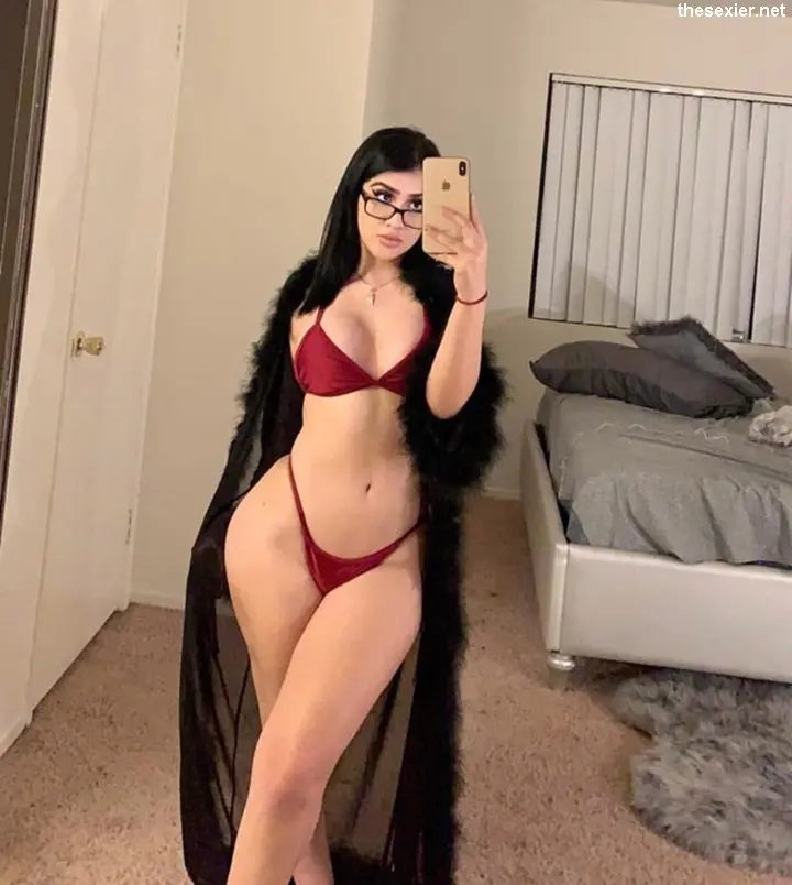 13 hot brunette babe in glasses sexy selfie hig47