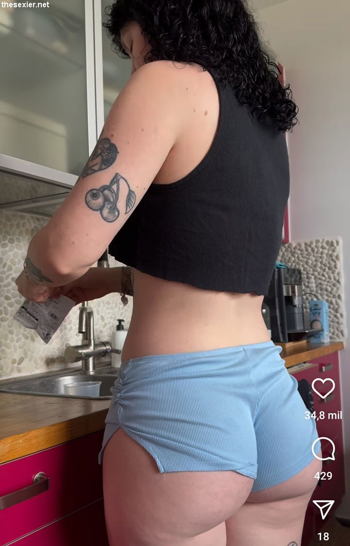 28 hot brunette babe in tiny shorts juicy butt 41jbp