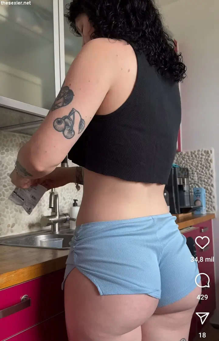 28 hot brunette babe in tiny shorts juicy butt 41jbp