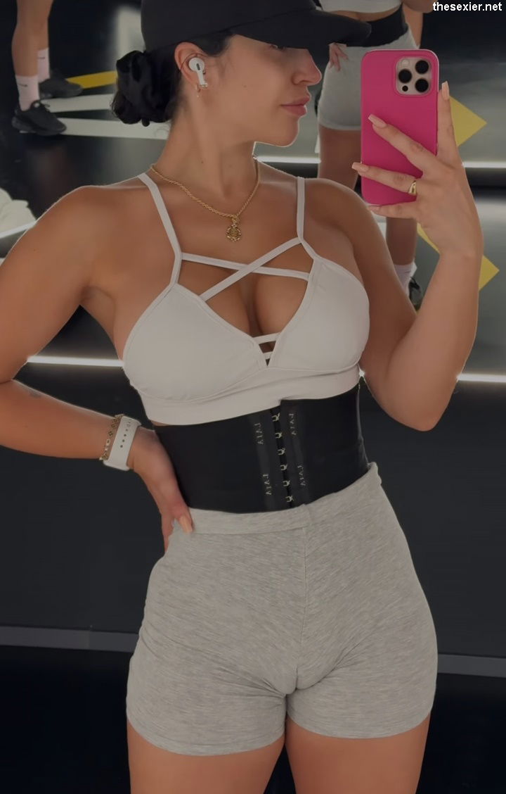 28 hot fitness brunette with camel toe selfie bwc41